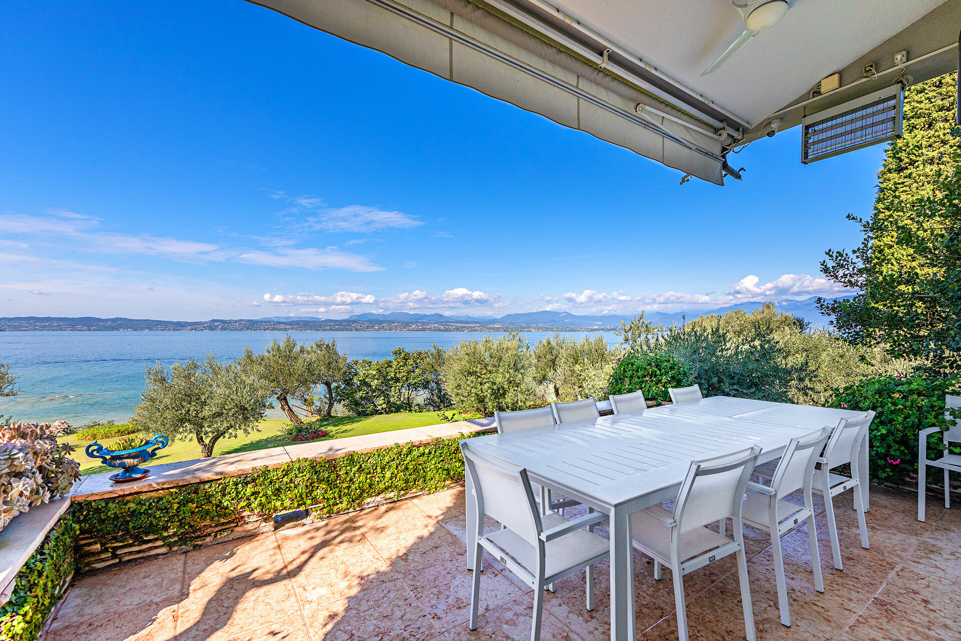 e803daa5-aed1-45f8-881e-314a30b022ec